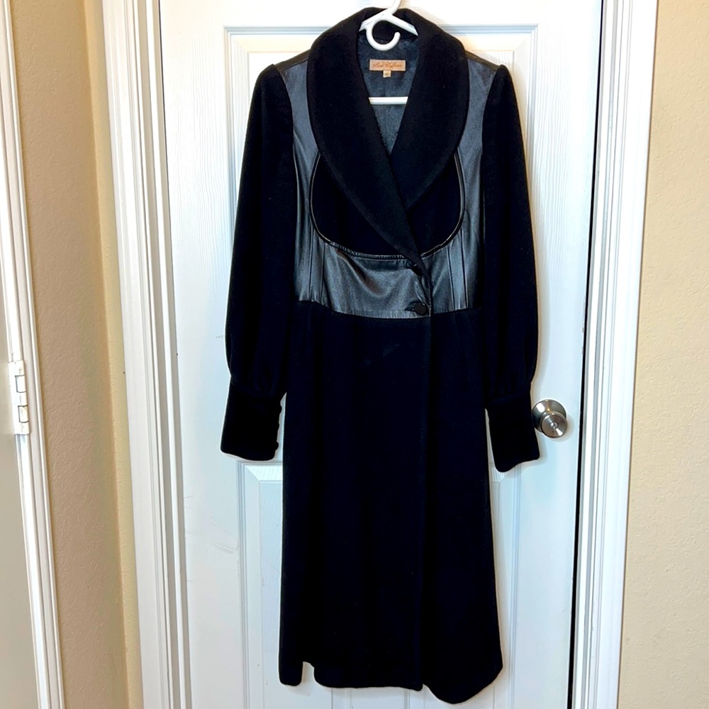 Long black coat for a queen